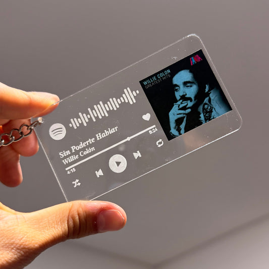 Dos llaveros personalizados de regalo con foto y código de Spotify
