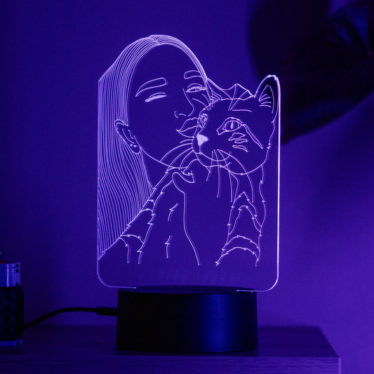 Lámpara LED personalizada con foto de mascota encendida en color morado - One Songs Colombia